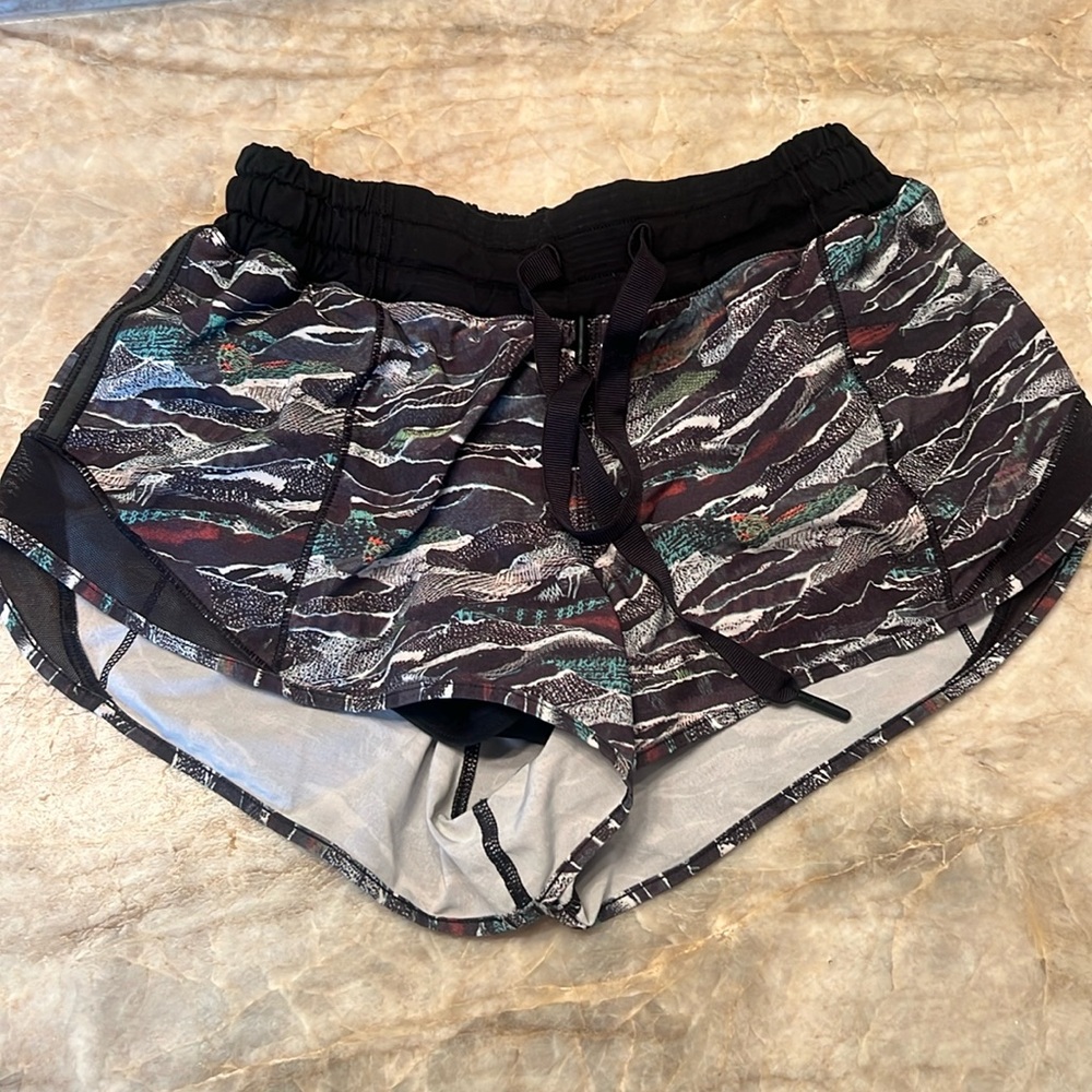 Lululemon hotty hot shorts 2.5”